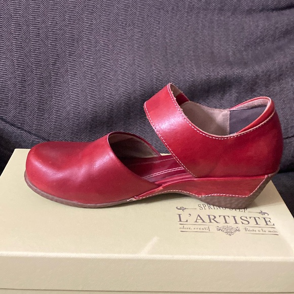 6.5-7 Red L’artiste Mary Jane style shoe. Good used condition - Picture 6 of 13